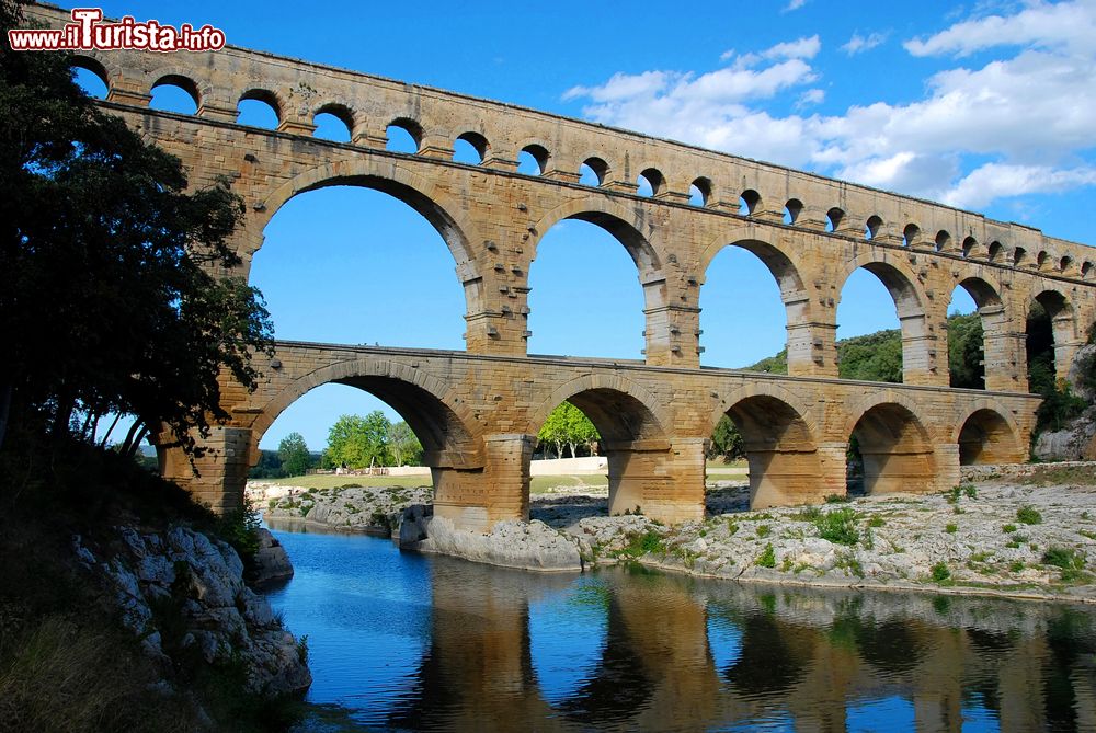 Immagine Pont du Gard nei pressi di Uzes, Francia. Situato nel sud della Francia a Vers-Pont-du-Gard, vicino a Remoulins, nel dipartimento del Gard, questo ponte romano a tre livelli attraversa il fiume Gardon e fa parte dell'acquedotto che porta lo stesso nome.