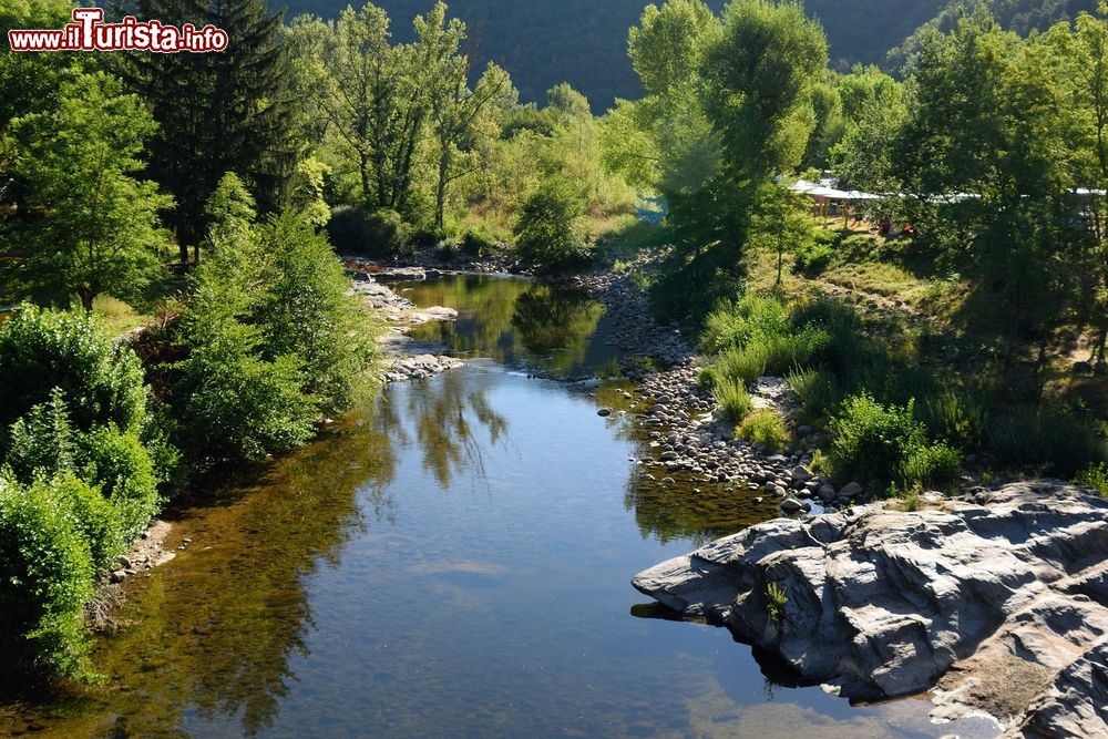 Immagine Pont du Tarn a Florac, Francia. Uno degli affascinanti paesaggi naturali che si possono ammirare in questo territorio del dipartimento della Lozère nella regione Linguadoca-Rossiglione-Midi-Pirenei.