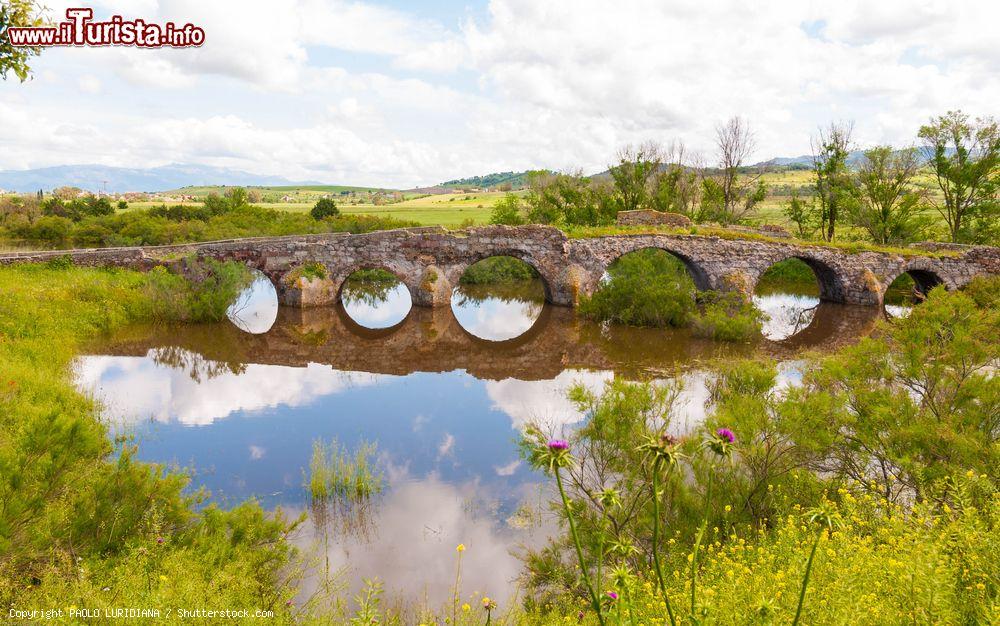 Immagine Pont'ezzu, un ponte romano del I secolo dopo Cristo nella regione di Ozieri - © PAOLO LURIDIANA / Shutterstock.com