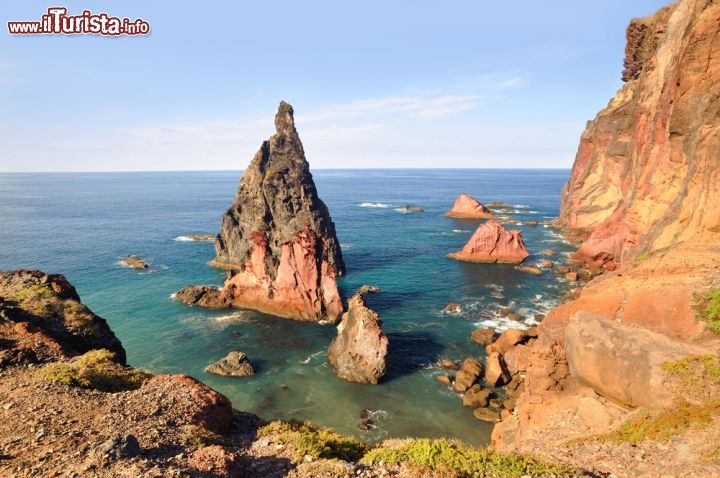 Immagine Vista su Ponta de Sao Lourenco a Madeira (Portogallo) - Tralasciando il fatto che questa parte sia situata nella zona più orientale dell'isola (perché a discapito di questo anche molte zone occidentali di Madeira sono simili), qui c'è una cosa in più chiamata Prainha. Si tratta di una spiaggia completamente isolata famosissima per via della sua sabbia nera. A pochi passi, come si vede dall'immagine, le rocce di origine vulcanica installate nell'oceano atlantico come se fossero sculture messe lì dal più abile artista, rendono lo scenario bellissimo e a prova di macchina fotografica - © Alena Brozova / Shutterstock.com