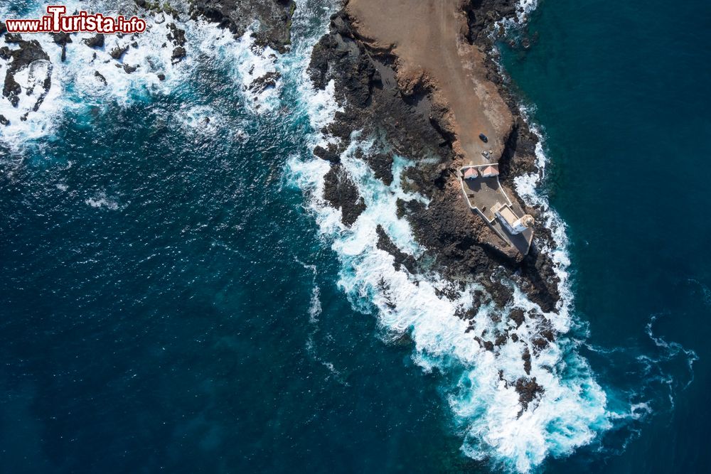 Immagine Veduta aerea di Ponta Temerosa e del suo faro presso la città di Praia, capitale di Capo Verde.