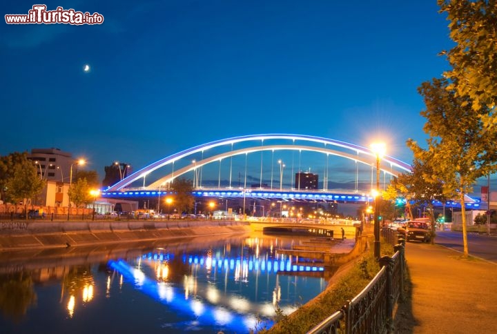 Immagine Il viadotto Basarab di Bucarest (Romania) è stato inaugurato nel giugno del 2011 ed è il ponte urbano a pilastri più grande d'Europa © PhotoStock10 / Shutterstock.com