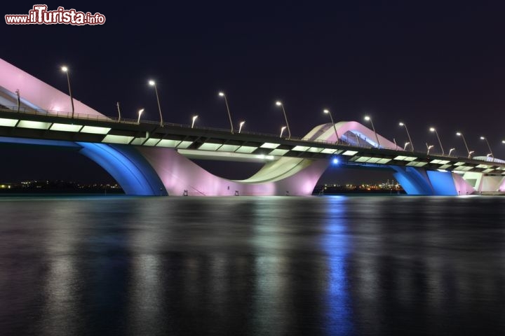 Immagine Il ponte Sheikh Zayed di Abu Dhabi, capitale degli Emirati Arabi Uniti, è un capolavoro di ingegneria lungo 842 metri, definito da alcuni il più difficile al mondo da costruire. Si trova a nord del canale Maqta ed è particolarmente scenografico con l'illuminazione notturna - © Philip Lange / Shutterstock.com
