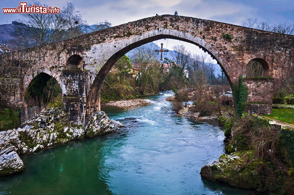 Immagine Ponte a schiena d'asino sul Rio Otita nella regione di Guipuzcoa, Paesi Baschi.