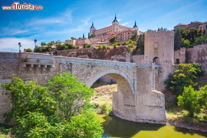 Immagine Del Ponte di Alcantara di Toledo, sul fiume Tago, colpiscono la bellezza solenne, l'eleganza e la leggerezza delle forme, ma in passato era soprattutto funzionale al controllo del traffico di merci e genti provenienti da ogni parte di Spagna. Viene citato per la prima volta in documenti romani, ma pare sia stato fondato in periodo arabo - © Matej Kastelic / Shutterstock.com
