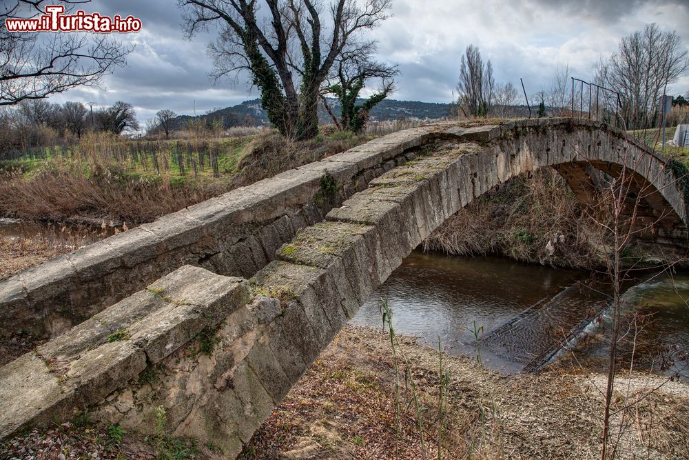 Immagine Un piccolo ponte antico a Cavaillon, nel Parco regionale del Luberon (Provenza, Francia) - foto © Shutterstock