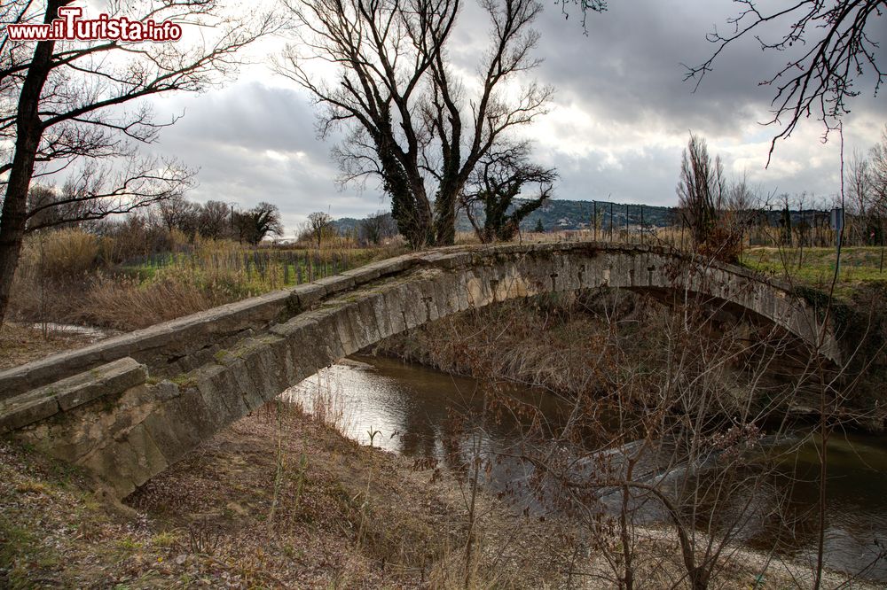 Immagine Un antico ponte presso Cavaillon, dipartimento della Vaucluse (Francia) - foto © Shutterstock