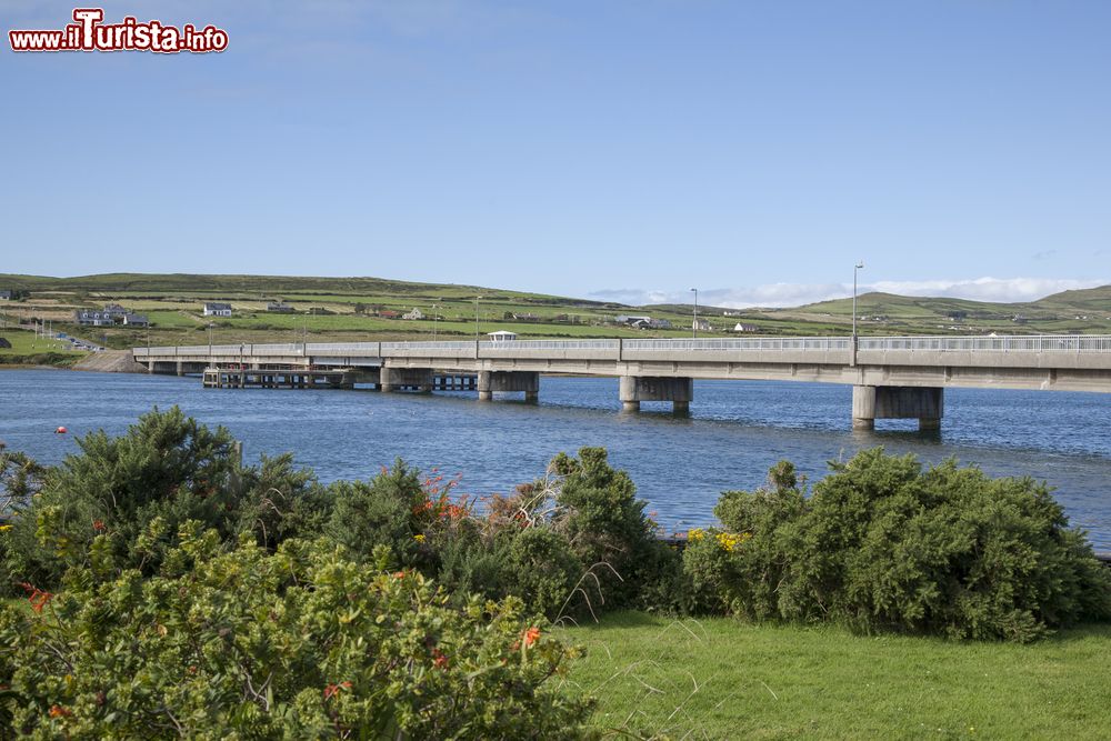 Immagine Il ponte che collega Portmagee con Valentia Island, County Kerry, Irlanda. La località di Portmagee è collegata all'isola con uno stretto e caratteristico ponte.