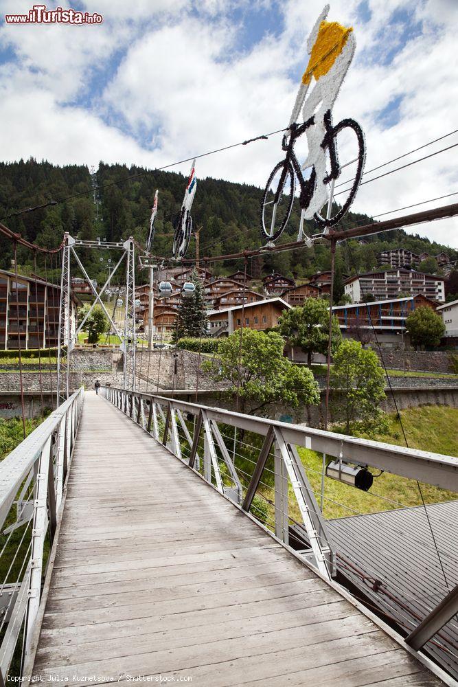 Immagine Ponte ciclabile nel resort di montagna di Morzine (Francia) in estate - © Julia Kuznetsova / Shutterstock.com