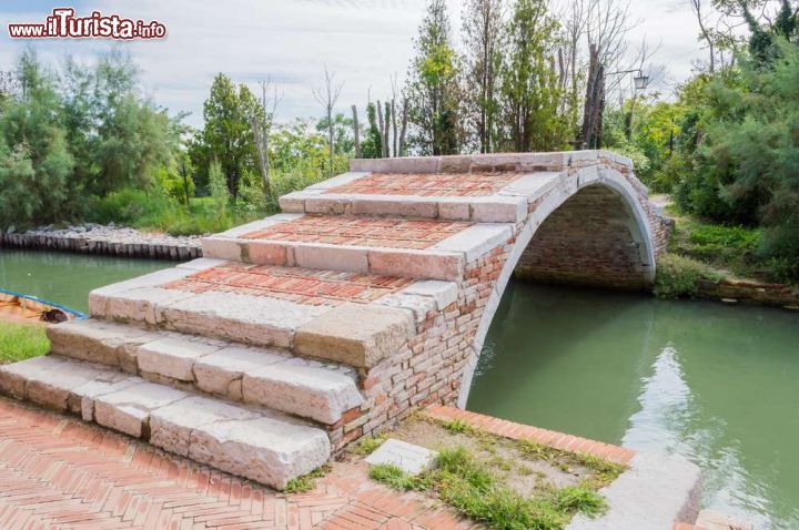 Immagine Il ponte del Diavolo, come vuole la leggenda, sull'isola di Torcello - © Franco Nadalin / Shutterstock.com
