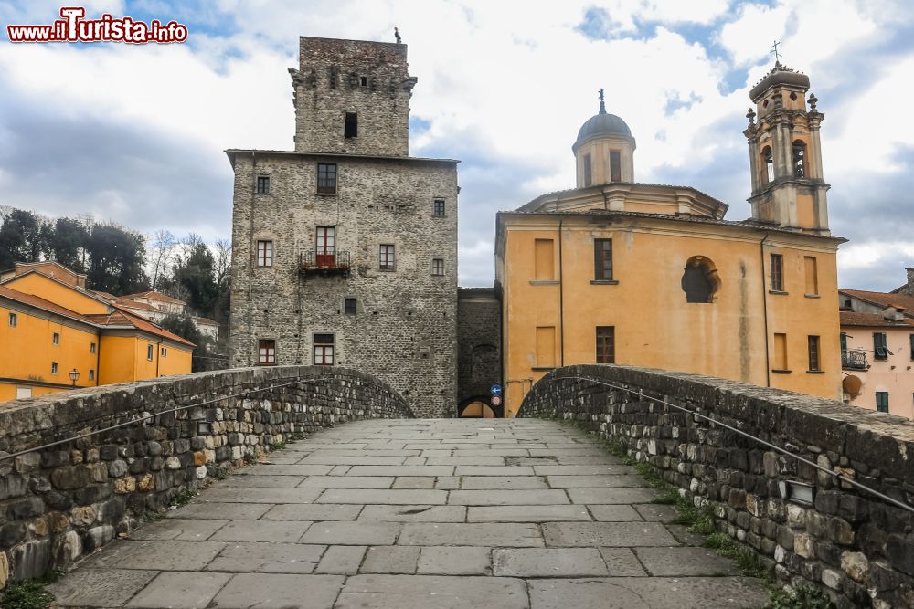 Immagine Ponte del Giubileo a Pontremoli, Toscana: si tratta di un ponte medievale. Distrutto dai tedeschi nel 1945, è stato ricostruito nelle sue forme originali nel 2000.