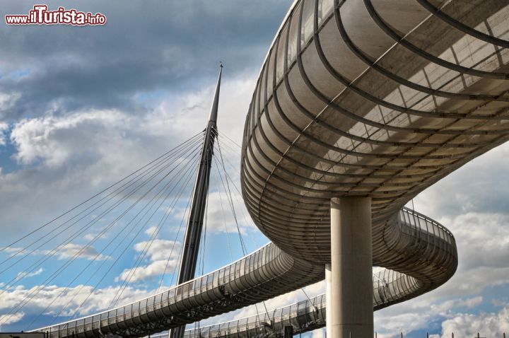 Immagine Particolare del Ponte del Mare a Pescara, Abruzzo. Con i suoi 466 metri di lunghezza, il ponte sospeso ciclo pedonale di Pescara è il più grande d'Italia e uno dei maggiori in Europa - © Gabbiere / Shutterstock.com