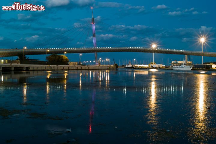 Immagine Fotografia notturna del Ponte del Mare a Pescara, Abruzzo. Questa suggestiva costruzione collega la riviera sud con quella nord del fiume Pescara permettendo di creare continuità al Corridoio Verde Adriatico, la ciclovia adriatica - © sgar80 / Shutterstock.com