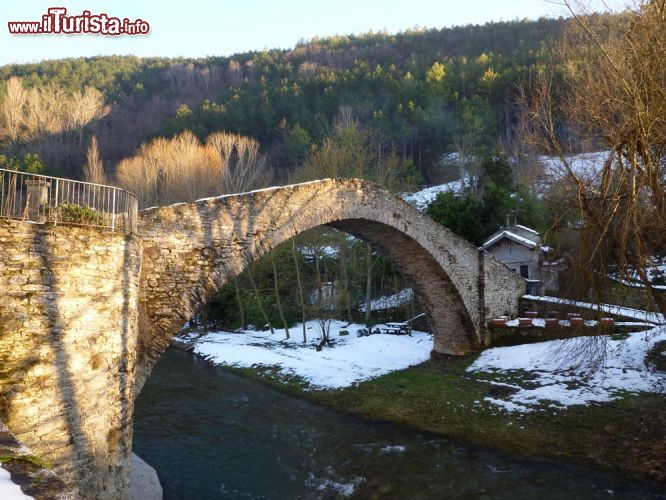 Immagine Il Ponte della Maestà a Portico di Romagna, una classica costruzione medievale a schiena d'asino - © Zitumassin - CC BY 3.0 - Wikimedia Commons.