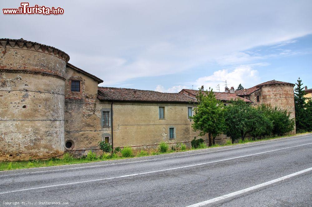 Immagine Ponte dell'Olio, Emilia-Romagna: il Castello di Folignano - © Mi.Ti. / Shutterstock.com