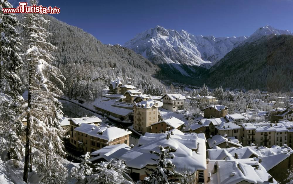 Immagine Ponte di Legno, vista del centro cittadino dopo una bella nevicata Ph. Pino Veclani