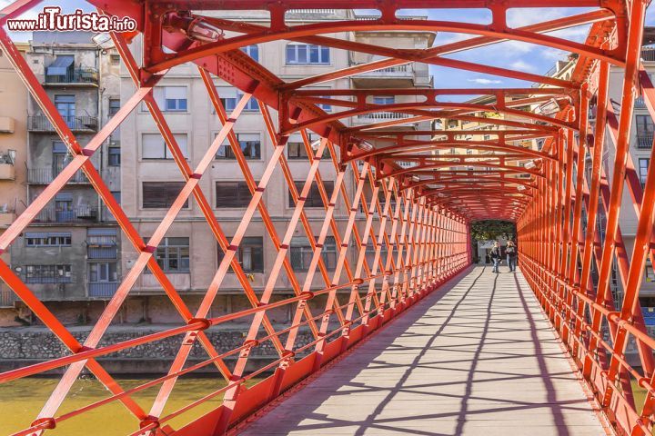 Immagine La struttura del Pont Eiffel a Girona è inconfondibile e rimanda immediatamente al suo progettista, che realizzò il ponte dieci anni prima di costruire la Torre Eiffel a Parigi - foto © Kiev.Victor / Shutterstock.com