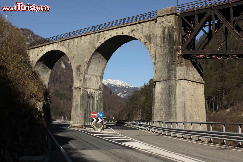 Immagine Ponte ferroviario sul fiume Fella le cui sorgenti si trovano nei pressi di Malborghetto Valbruna, Friuli Venezia Giulia, Italia