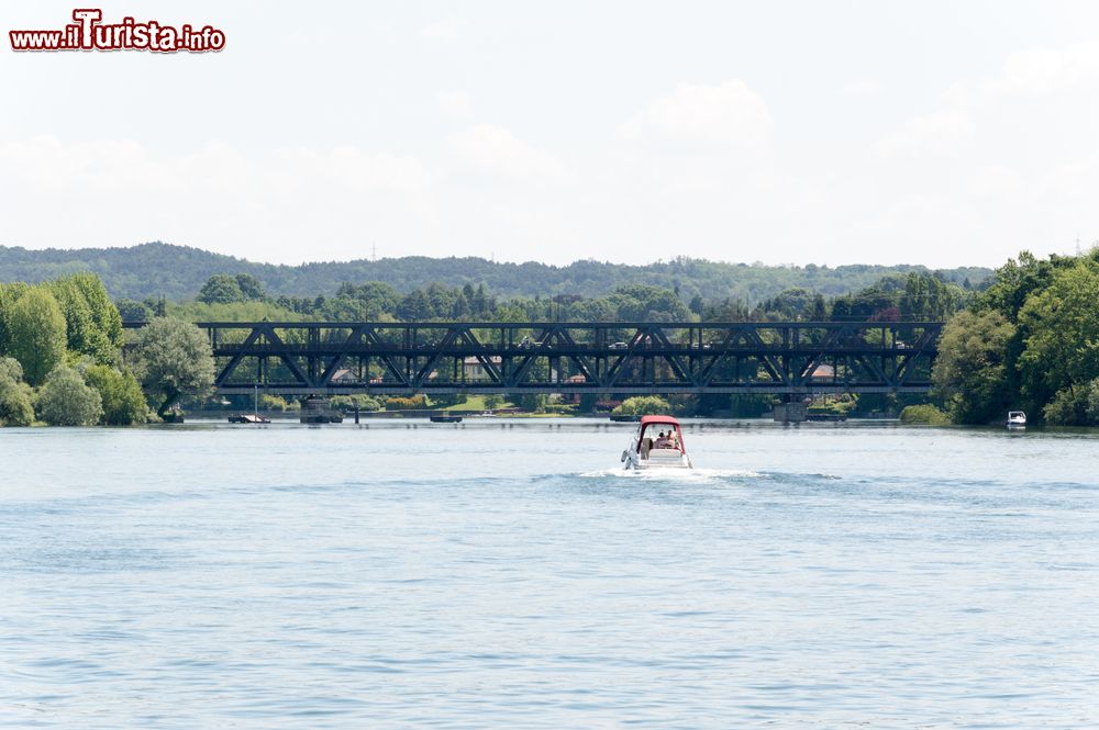 Immagine Ponte ferroviario sul fiume Ticino nel Comune lombardo di Sesto Calende, provincia di Varese.