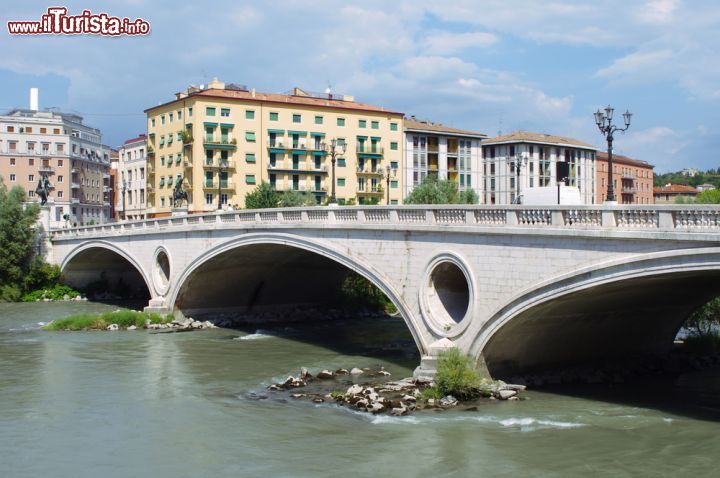 Immagine Ponte sul fiume adige a Verona - Molte città hanno un bel fiume e una relativa possibilità di guardarlo attraverso percorsi, balconi, punti panoramici, etc. Qui a Verona ci sono i ponti che, in perfetta armonia stilistica con il paesaggio circostante, regalano continuità alla visione e non danno elementi che potrebbero sembrare stonati anzi, tutt'altro. Questa scelta architettonica si è rivelata molto saggia e condivisa dagli abitanti - © fayska / Shutterstock.com