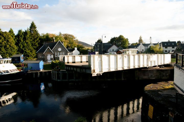 Immagine Ponte girevole lungo il Canale di Caledonia, presso Fort Augustus - Il Canale di Caledonia, costruito a fine XIX secolo e inaugurato dalla celebre Regina Vittoria in persona, sortisce il grandioso effetto di collegare, anche tramite alcuni laghi scozzesi, il Mare del Nord (versante est della Scozia) con l'Oceano Atlantico (versante ovest). - © Adwo / Shutterstock.com