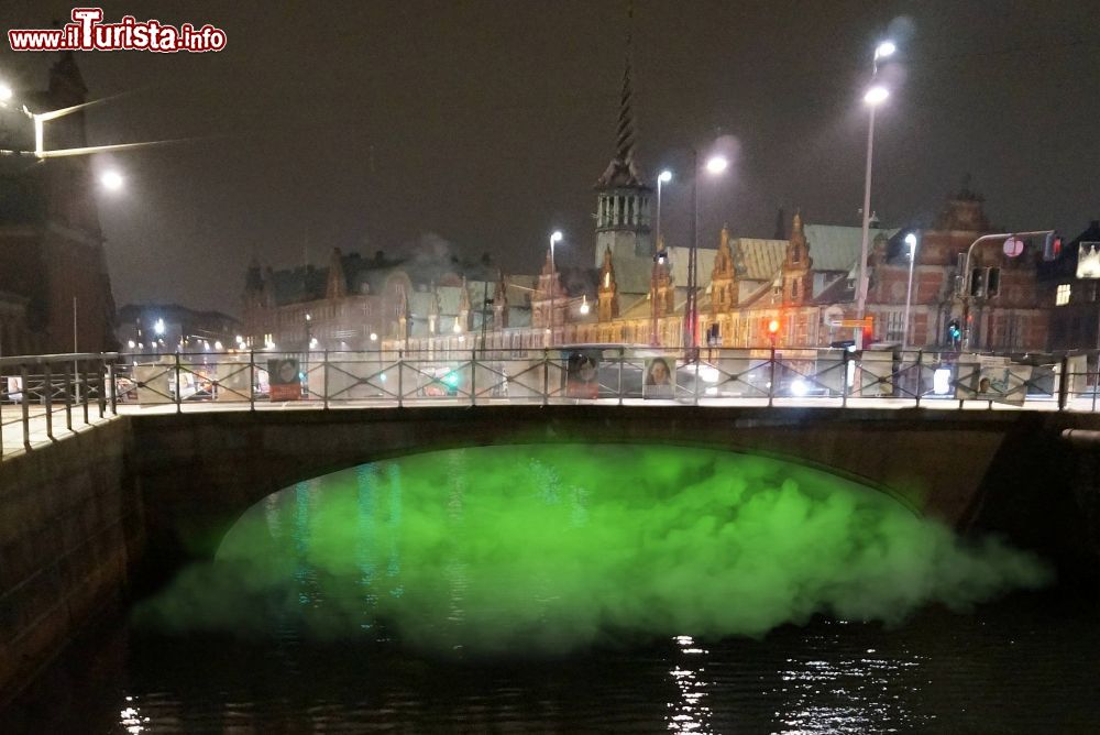 Immagine Ponte illuminato durante la manifestazione Copenaghen Light Festival in Danimarca