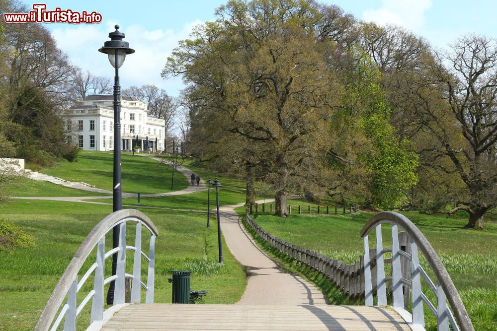 Immagine Ponte in legno e sentiero nel Park Sonsbeek di Arnhem, Olanda, in primavera. Si tratta di un giardino del XIX° secolo in tipico stile inglese.