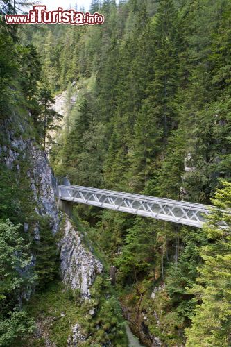 Immagine Ponte in metallo per la vista della gola di Leutasch a Mittenwald, Baviera (Germania) - © haraldmuc / Shutterstock.com