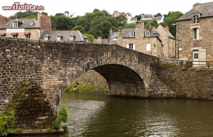 Immagine Il ponte in pietra sul fiume Rance a Dinan, in Bretagna. Il ponte risale al XV secolo ed è ancora oggi uno dei simboli del piccolo borgo bretone - foto © Bildagentur Zoonar GmbH / Shutterstock.com