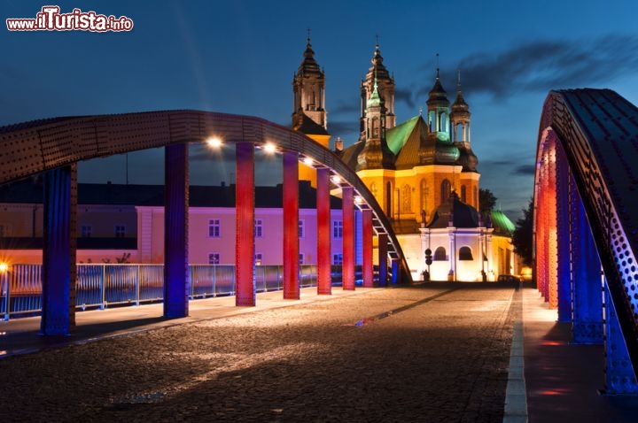 Immagine Ponte sul Warta a Poznan, Polonia - Illuminato di sera, questo bel ponte collega l'isola in cui sorge la cattedrale con il resto della città polacca