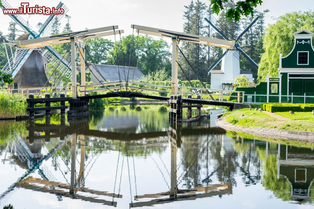 Immagine Ponte levatoio e mulini a vento riflessi nelle acque di un canale ad Arnhem, Olanda.
