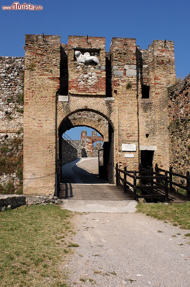 Immagine Ponte levatoio nella fortezza di Lonato del Garda, Lombardia, Italia. Il nome Lonato dovrebbe derivare dal termine celtico "lona" con il significato di laghetto.