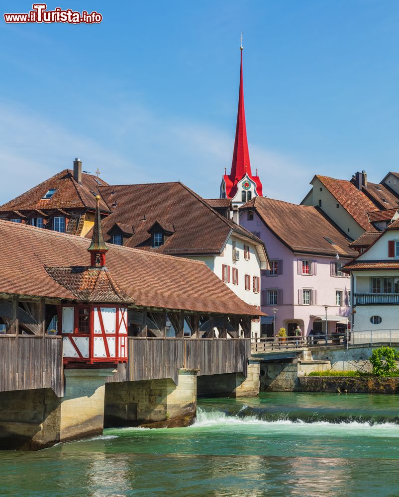 Immagine Ponte medievale coperto sul fiume Reuss a Bremgarten, Svizzera. Sullo sfondo, edifici e  palazzi storici.