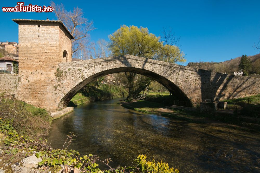 Immagine Il ponte medievale di San Francesco a Subiaco, provincia di Viterbo, Lazio. Edificato attorno al Trecento, sorge a poca distanza dall'omonimo convento e attraversa il fiume Aniene. Ha una sola arcata che si sviluppa per 37 metri di lunghezza e 20 d'altezza ed è caratterizzato da una torre quadrangolare.