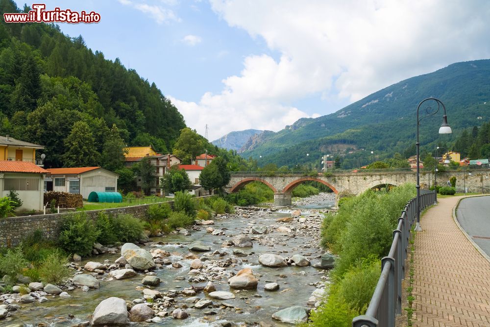 Immagine Il ponte medievale di San Giuseppe immerso nella natura a Ormea, Piemonte, Italia.