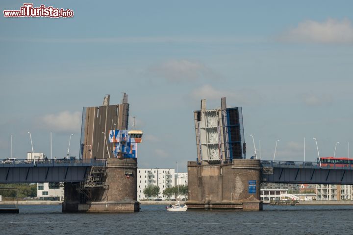 Immagine Un ponte mobile di Aalborg. La città è costruita sull'acqua ed è da sempre un importante scalo commerciale per il paese - © Arth63 / Shutterstock.com