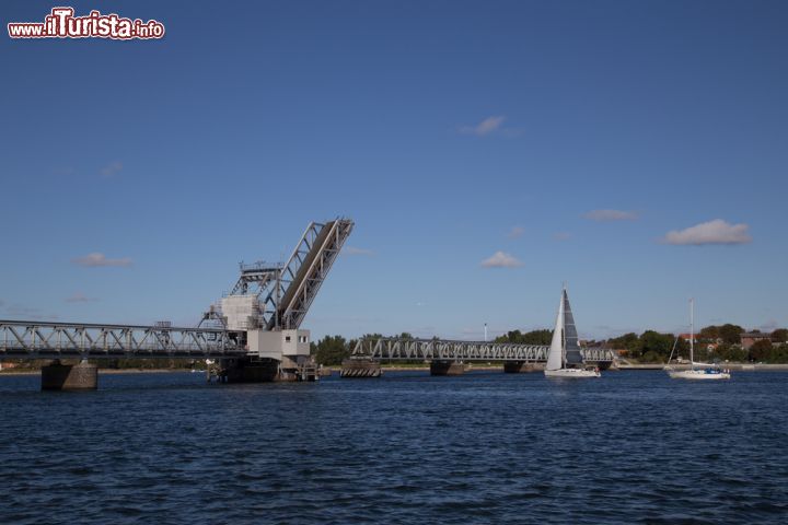 Immagine Il ponte mobile di Aalborg (Danimarca) sul Limfjord viene aperto per permettere il passaggio delle imbarcazioni - foto © Oliver Foerstner / Shutterstock.com