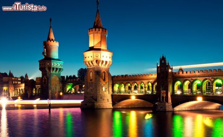 Immagine Oberbaumbrücke: il ponte di Berlino a due livelli sul fiume Sprea illuminato durante il Festival delle Luci