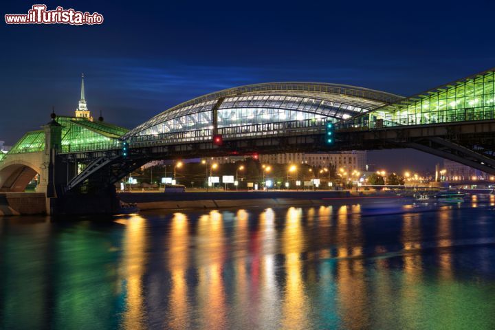 Immagine Ponte pedonale Bogdan Khmelnitsky di notte, Mosca, Russia - Si riflette nelle acque della Moscova questo ponte per il passaggio pedonale del centro di Mosca © gillmar / Shutterstock.com