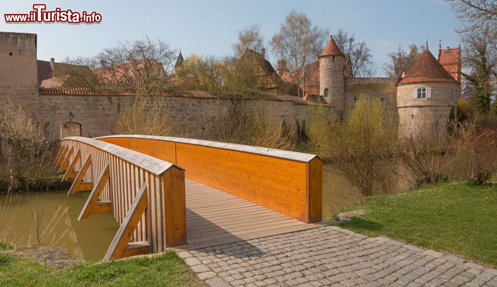 Immagine Ponte pedonale e ciclabile in legno sul fiume Moat a Dinkelsbuhl, Germania.