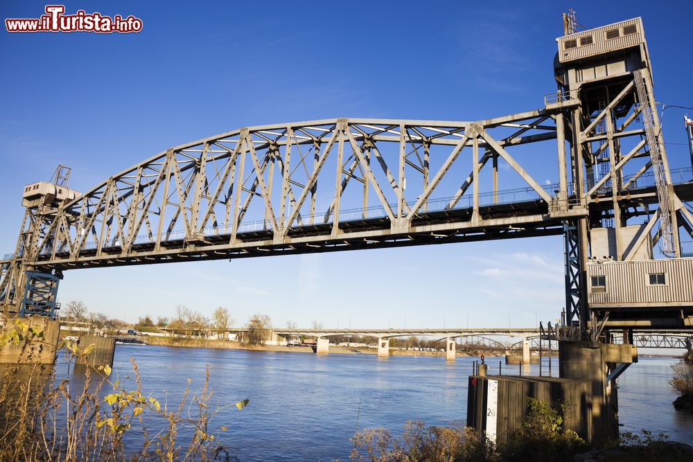 Immagine Ponte pedonale in ferro a Little Rock, Arkansas, USA.