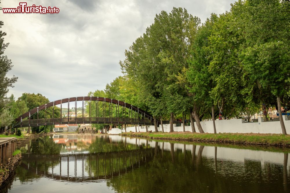 Immagine Ponte pedonale riflesso nelle acque del fiume Serta, Portogallo.