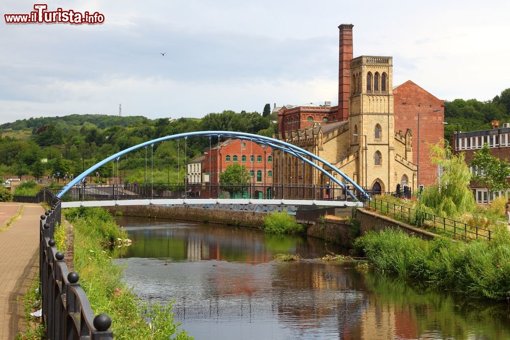 Immagine Ponte pedonale sul fiume Don a Sheffield, Yorkshire, Inghilterra.