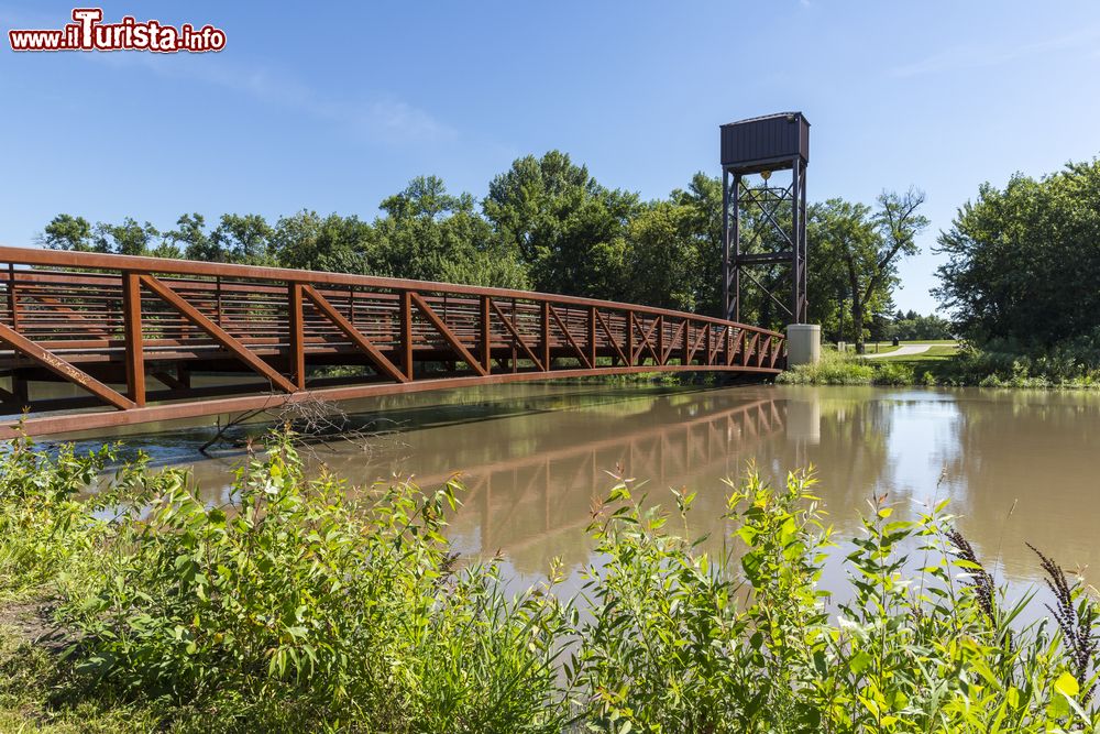 Immagine Ponte pedonale sul Red River del Nord, North Dakota (USA): lungo 885 km, questo fiume separa il confine fra il Minnesota e il Nord Dakota.