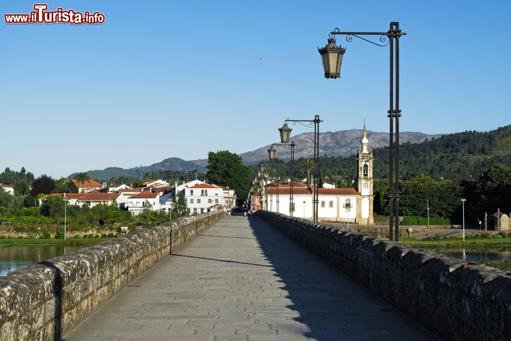 Immagine Ponte romano a Ponte de Lima, distretto di Viana do Castelo, Portogallo. Si tratta di una bella costruzione in pietra con architettura ad archi.