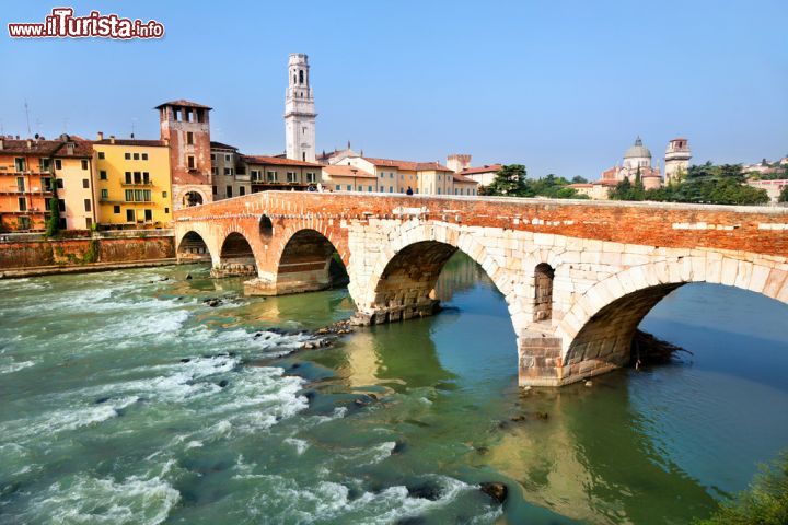 Immagine Ponte di San Pietro a Verona sul fiume Adige - Una bellissima immagine che vede come protagonista la passerella in cui sotto scorre il fiume Adige. Il ponte di San Pietro rappresenta non solo un vanto turistico per Verona ma anche edilizio: la sua struttura risulta in perfetta armonia architettonica ed edilizia con tutto il paesaggio circostante - © Nickolay Vinokurov / Shutterstock.com