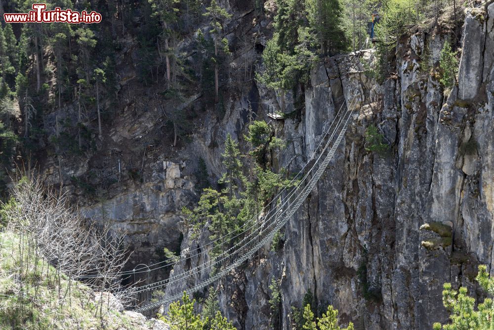 Immagine Ponte sospeso in un canyon nei pressi di Claviere, Val di Susa, Piemonte.