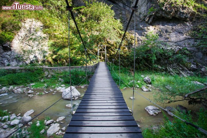 Immagine Un ponte sospeso nelle Gole di Turda in Romania - © Pixachi / Shutterstock.com