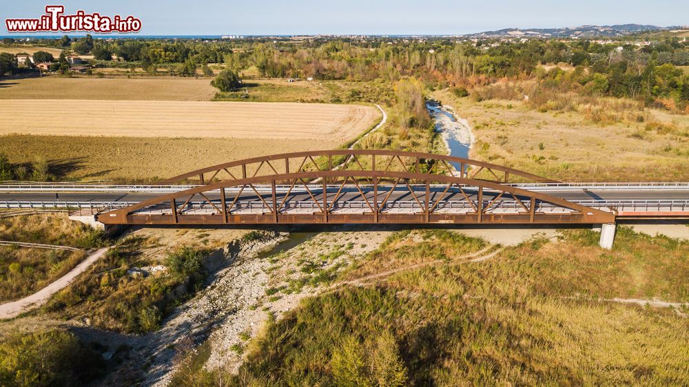 Immagine Ponte stradale fotografato dall'alto a Morciano di Romagna, Emilia Romagna.