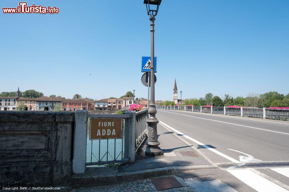 Immagine Ponte sul fiume Adda a Pizzighettone, Cremona, con il campanile della chiesa di San Bassiano sullo sfondo a destra - © BAMO / Shutterstock.com